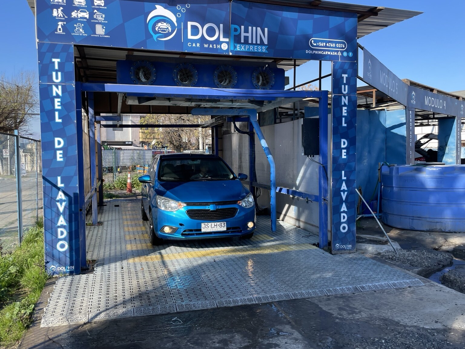 Dolphin Car Wash Express en operación